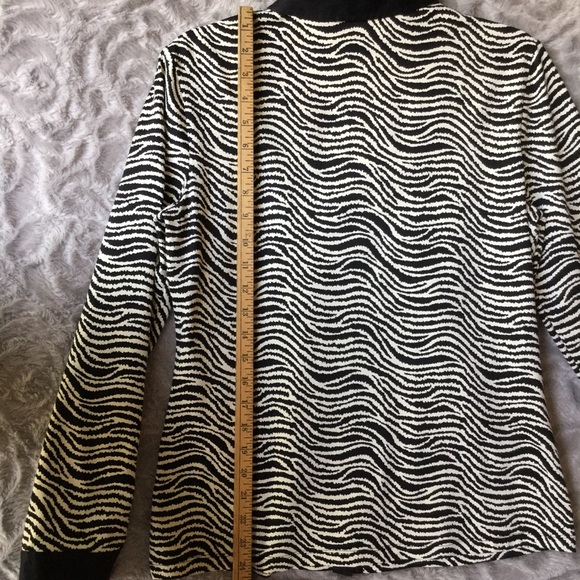 J McLaughlin Black/Cream Print Top - Picture 6 of 8